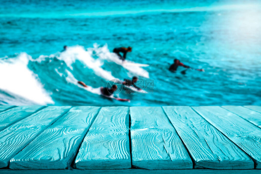 冲浪者在绿松石的海洋中冲浪图片