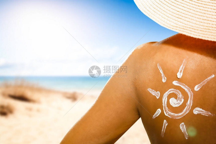 背上有日霜和夏天沙滩背景的女人你的装饰或产品图片