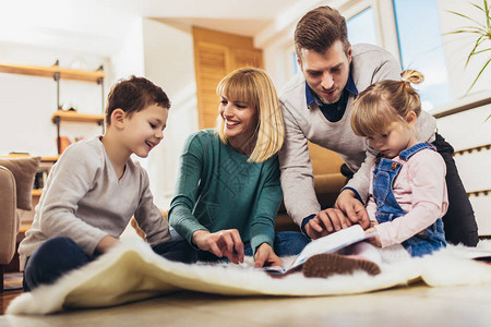 幸福的家庭在家客厅的地板上玩得开心图片