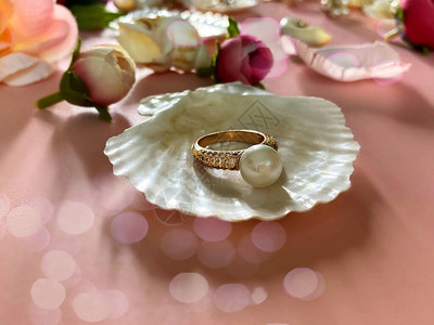 带贝壳和玫瑰花瓣的白珍珠图片