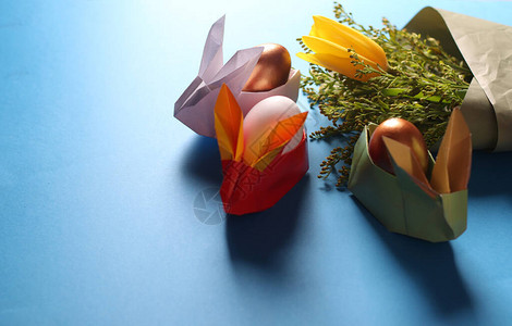 复活节静物纸兔折纸复活节金蛋蓝色的桌子上图片