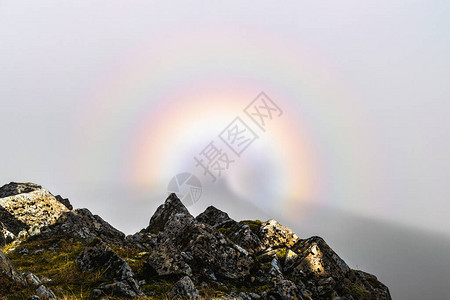 华丽的彩虹自然现象在苏格兰伦科浓图片