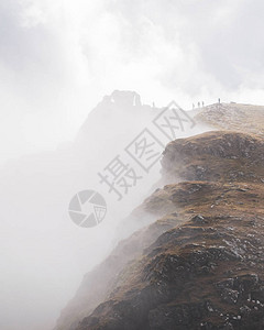 五名登山者的剪影在Cobbler的顶部图片