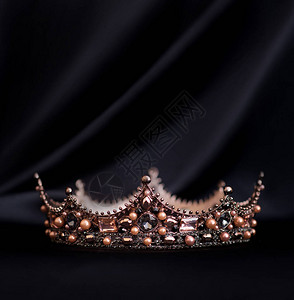 复古王冠珠宝权力和财富的概念图片