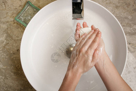 卫生用肥皂和水洗手在水槽上洗手洗手预图片