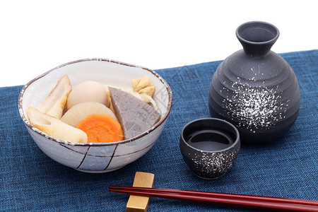 日本传统酒杯和酒瓶桌上有关东煮图片