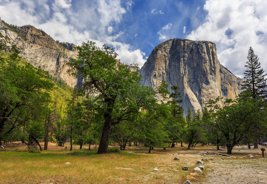 是位于美国加利福尼亚州约塞米特河谷北面的Yosemite公园的图片