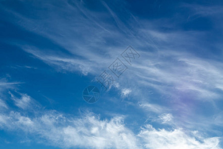 在蓝天的白色卷云在农村风景之上图片
