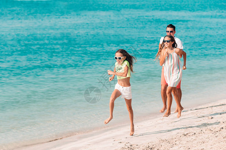 父亲和孩子在沙滩上享图片
