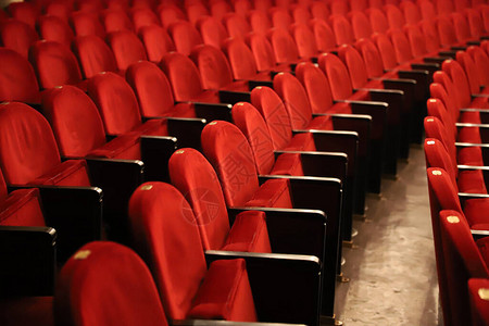剧院的古老红色空座位排大厅无访客图片