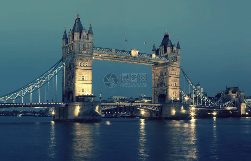 伦敦塔桥之夜英国图片
