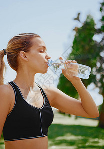 运动女人喝水健身夏天图片