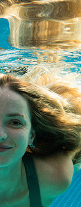 在水下游泳时微笑的美图片