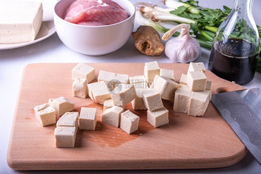 豆腐奶酪在切菜板上以及制作传统马波图片