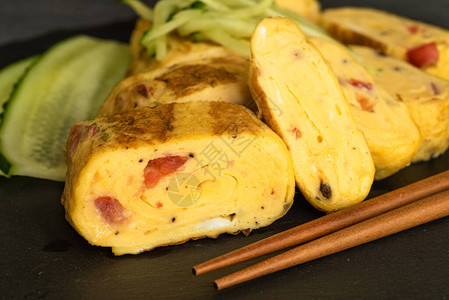 传统日本人滚动的煎蛋卷黄瓜和上切黄瓜图片