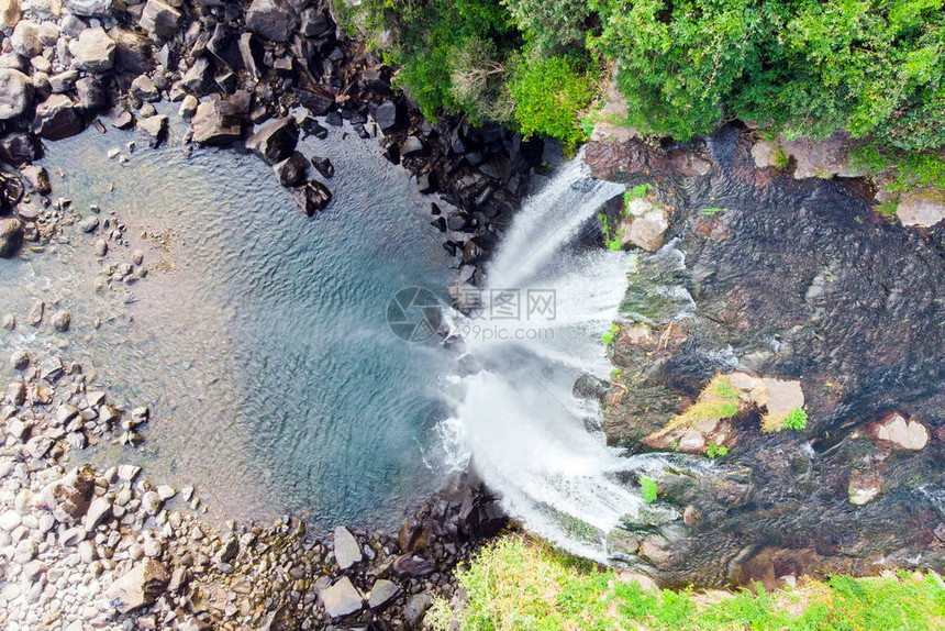 南韩济州岛的江邦和湖边高瀑布JejuI图片