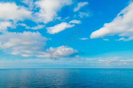 开阔的蓝色海平面图片