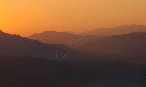 Prabang周围的黑山上有橙色天空图片