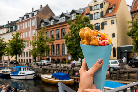 哥本哈根背景下的冰淇淋华夫饼图片