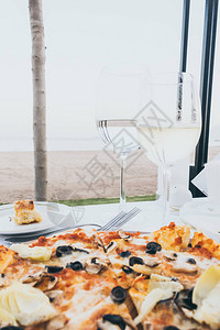 Pizza和葡萄酒海上度假图片