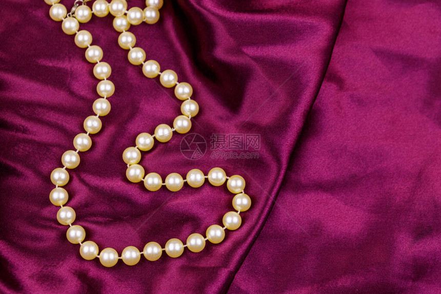 珍珠项链紫色皮布面背图片