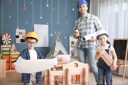 父亲和小孩穿成建筑工装在家中玩取家图片