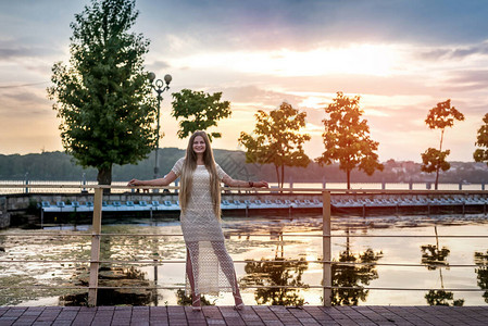 穿着优雅礼服的女人在湖图片