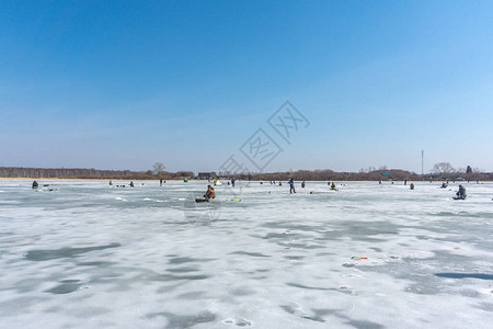 冬季运动冬季湖上渔获的图片