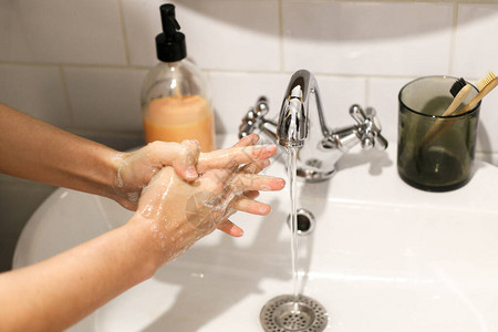 洗手在水龙头流出的水背景下用肥皂泡沫洗手预防流感个人卫生图片