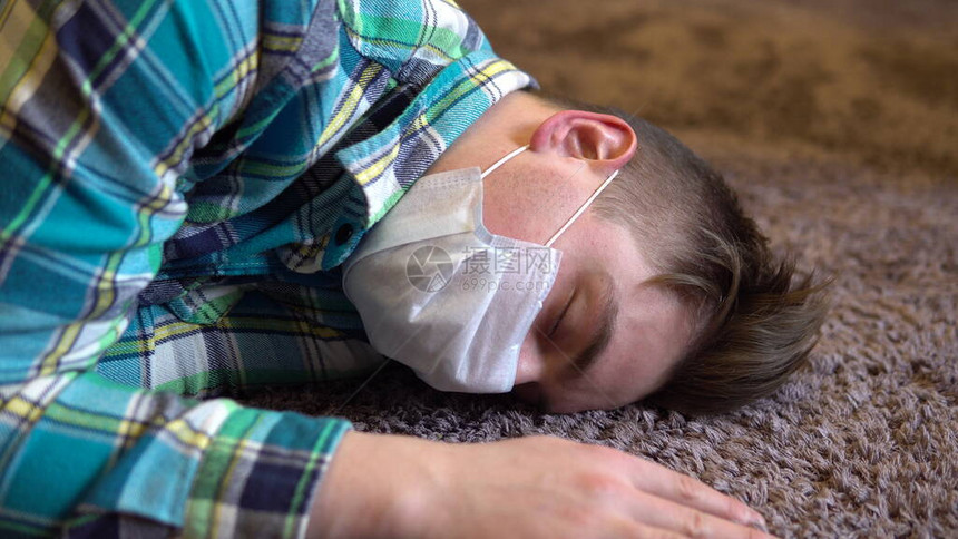 一个年轻人跌倒在地一个戴着医用口罩的男人躺在失去知觉的地图片