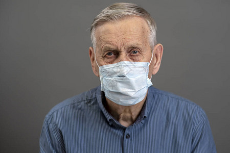 身戴医疗保护面罩的老人肖像关于对老年人有冠状危险图片
