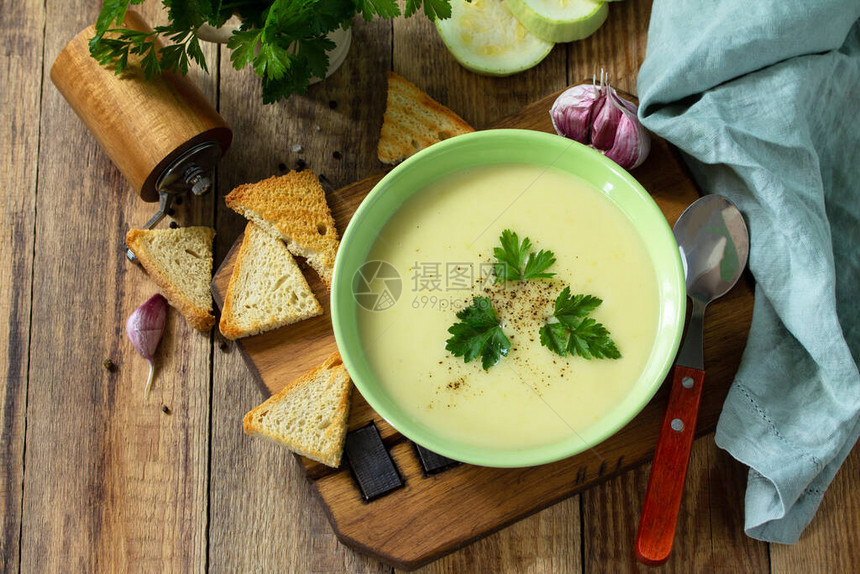 健康和减肥食品素食的概念乡村餐桌上的美味蔬菜汤配奶油和西葫图片