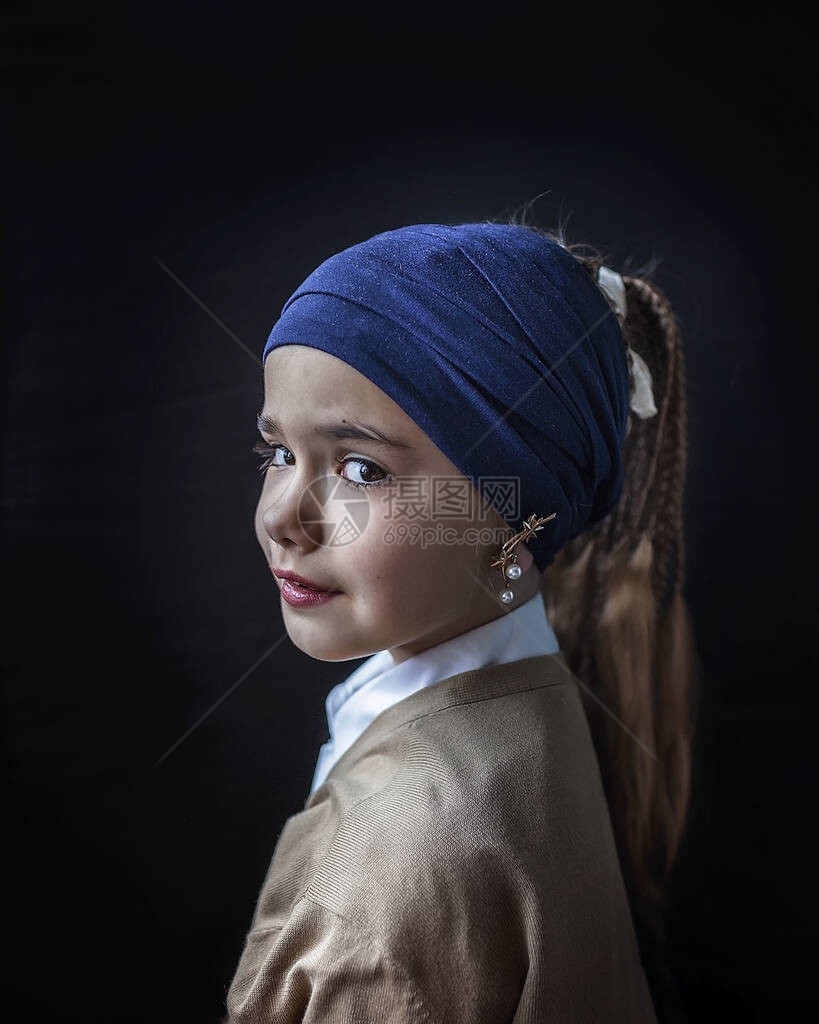 穿着蓝围巾的7至8岁可爱女孩的近视肖像图片