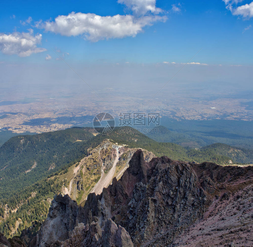 火山马林切峡谷岩石和蓝天图片