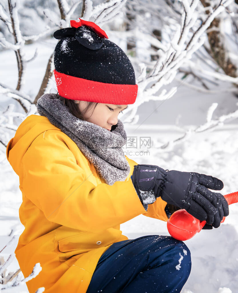 穿雪衣的小女孩在Ski图片