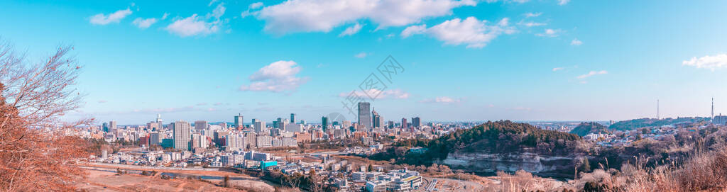 白日以高角度拍摄仙台市的全景照片有明亮高清图片