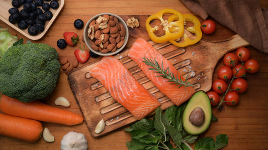 餐桌上健康食品鲑鱼水果蔬菜和种子的营养食品配图片