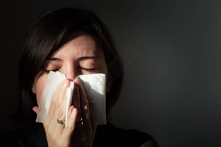 一位患有流感和高发病的染红头发病妇女的肖像图片