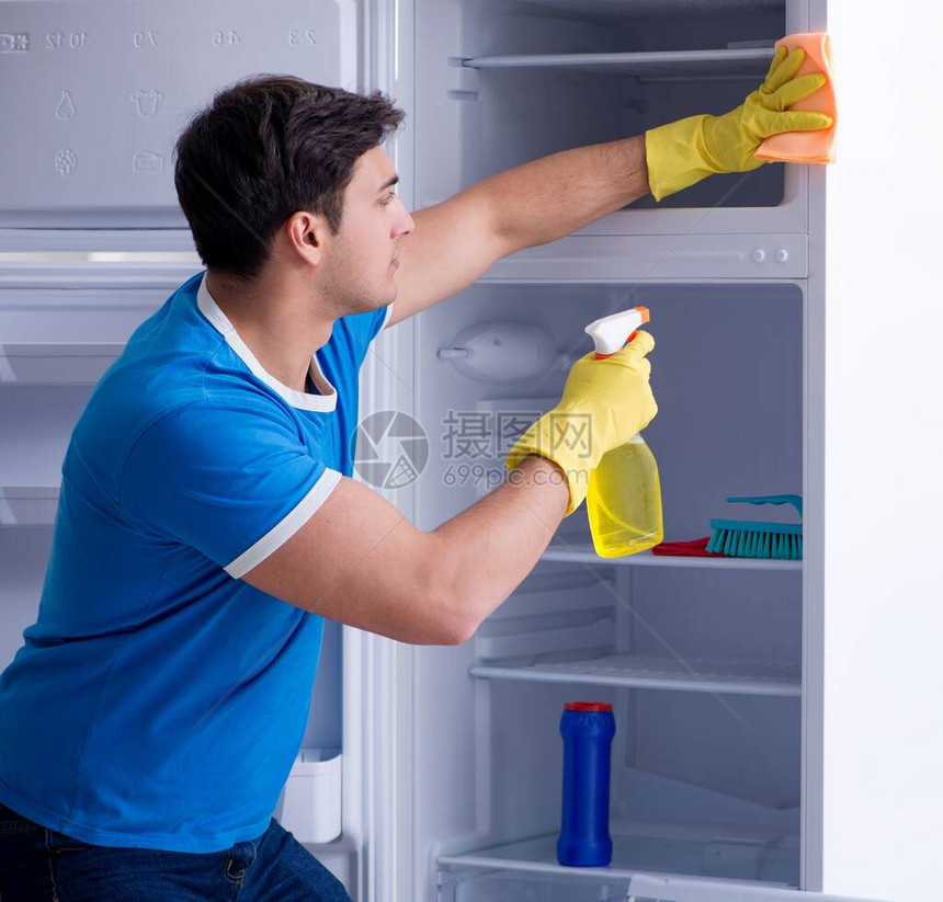 男人清洁冰箱在卫图片