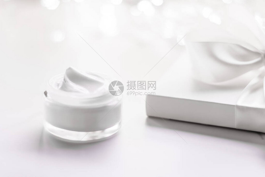 节假日光灯背景的酸奶油润湿剂罐图片
