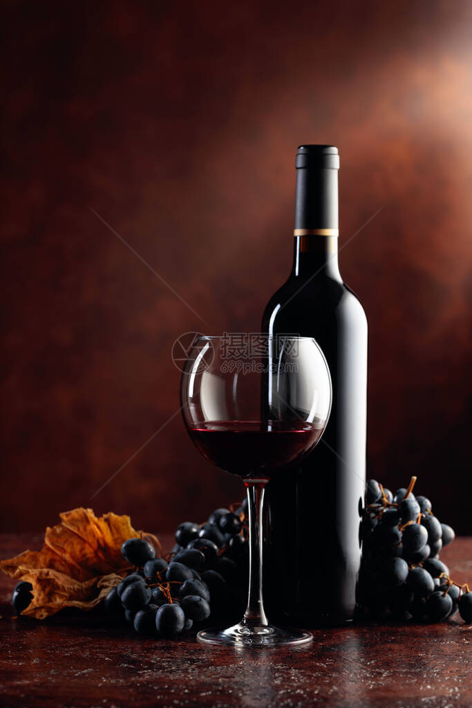 棕色背景的红酒和葡萄图片