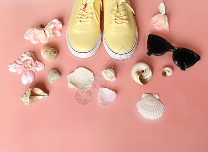 夏季放松时间运动鞋黄鞋贝壳和粉红色背景上的花朵女鞋配饰振动文字图片