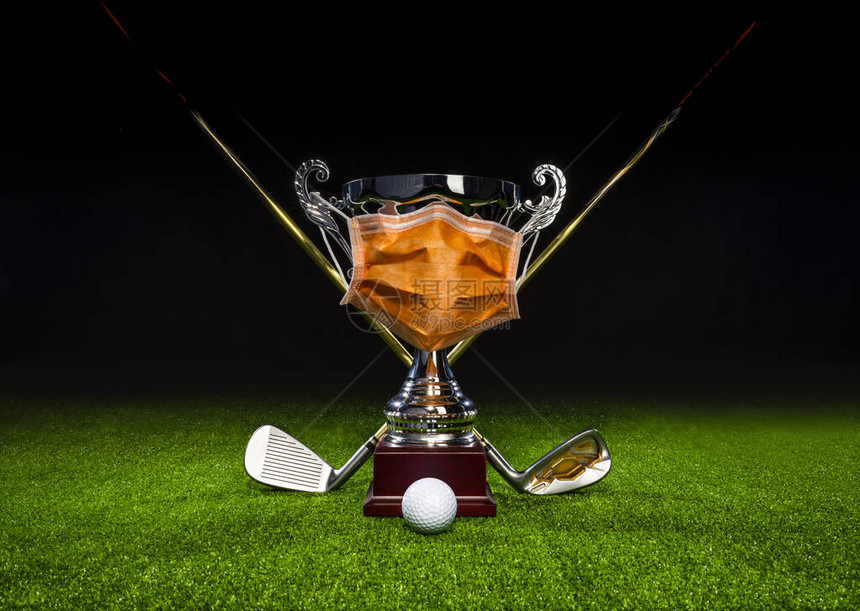 高尔夫球杆高尔夫球和带防护面罩的高尔夫球奖杯图片