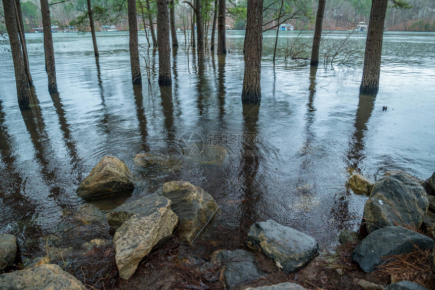乔治亚湖拉尼尔湖因历史降雨而被洪水淹没图片