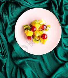 粉盘上的新鲜有机水果沙拉健康营养和脱毒饮图片
