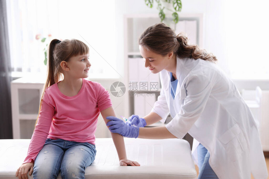 在诊所接种天花疫苗的小女孩预防瓦里切拉Vari图片