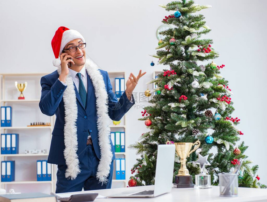 商人在办公室庆祝圣诞节图片