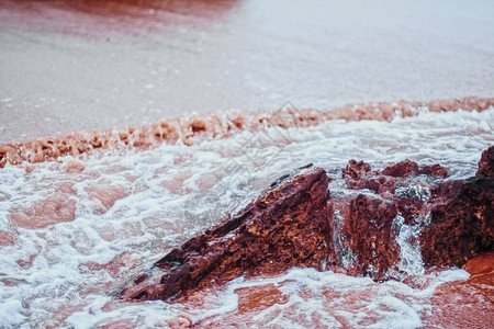 海洋风暴海浪在海滩岸的岩石上碰撞自图片