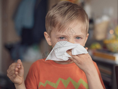 五岁的男孩过敏的流鼻涕图片