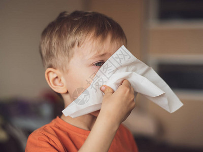 五岁的男孩过敏的流鼻涕图片